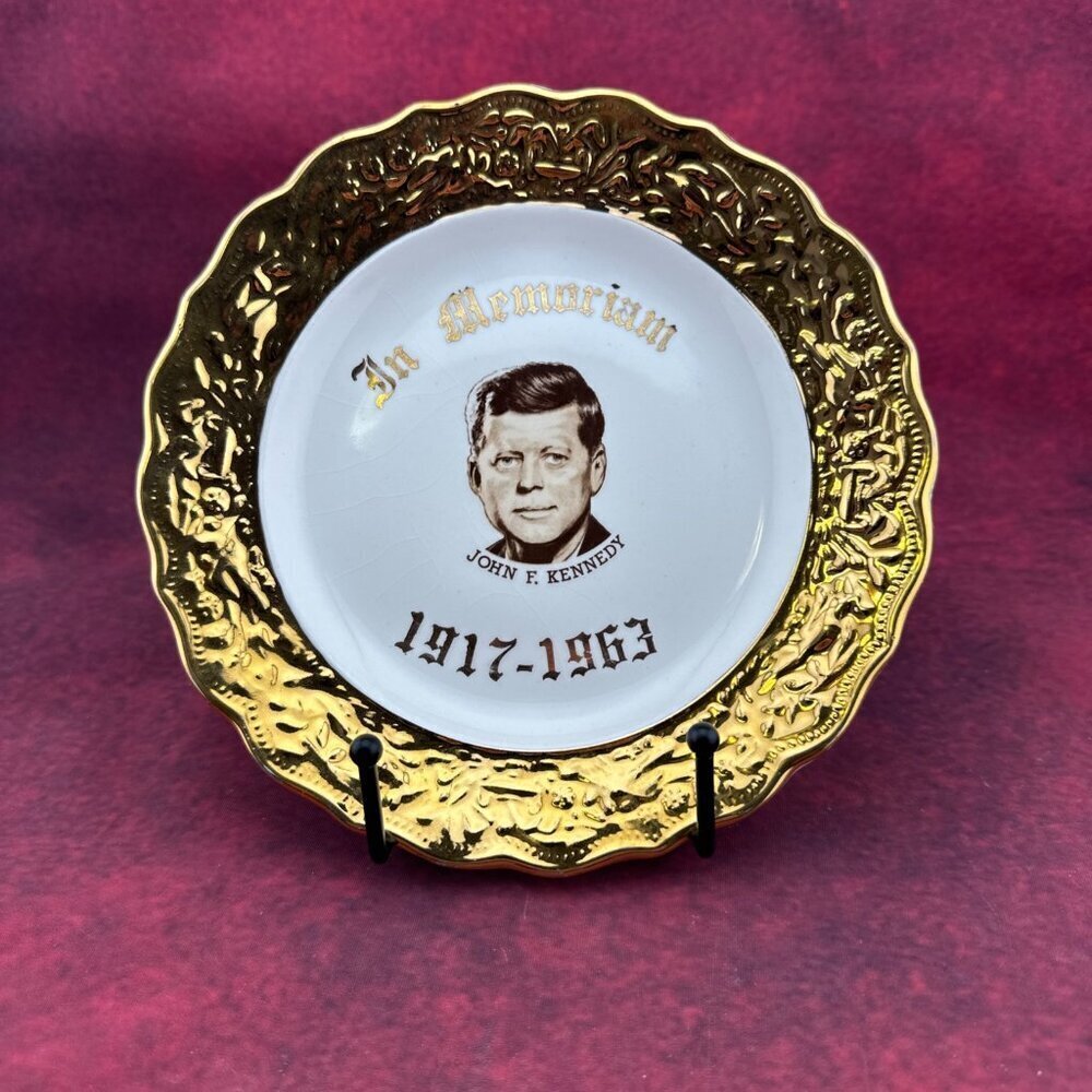 HONORING JOHN F. KENNEDY "IN MEMORIAM" 1917-1963 PORCELAIN PLATE 22K GOLD BORDER